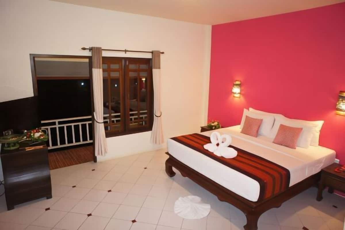 Minibar, desk, rollaway beds, free WiFi