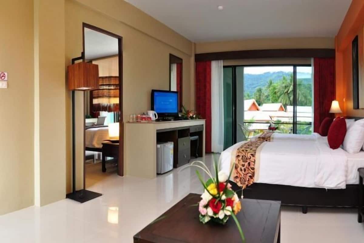 Minibar, desk, rollaway beds, free WiFi