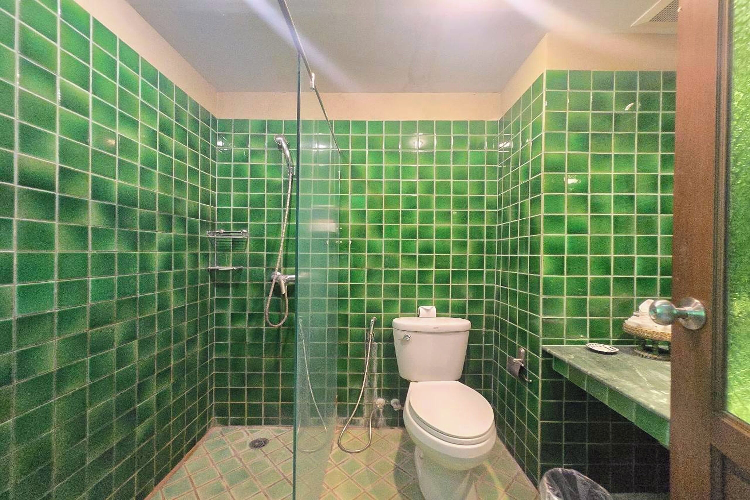 Deluxe Twin Suite | Bathroom | Free toiletries, hair dryer, slippers, towels