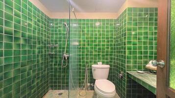 Deluxe Twin Suite | Bathroom | Free toiletries, hair dryer, slippers, towels