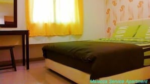 Un dormitorio con una cama, una mesita de noche y una ventana con cortinas.