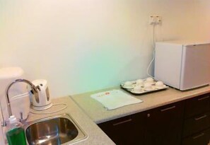 Kjøleskap og kaffetrakter/tekoker