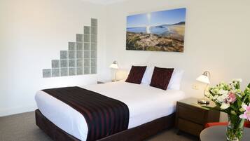 King Room with Bath | Pillowtop beds, minibar, in-room safe, desk
