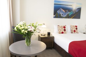 Pillowtop beds, minibar, in-room safe, desk - Rockpool Motor Inn (South West Rocks)