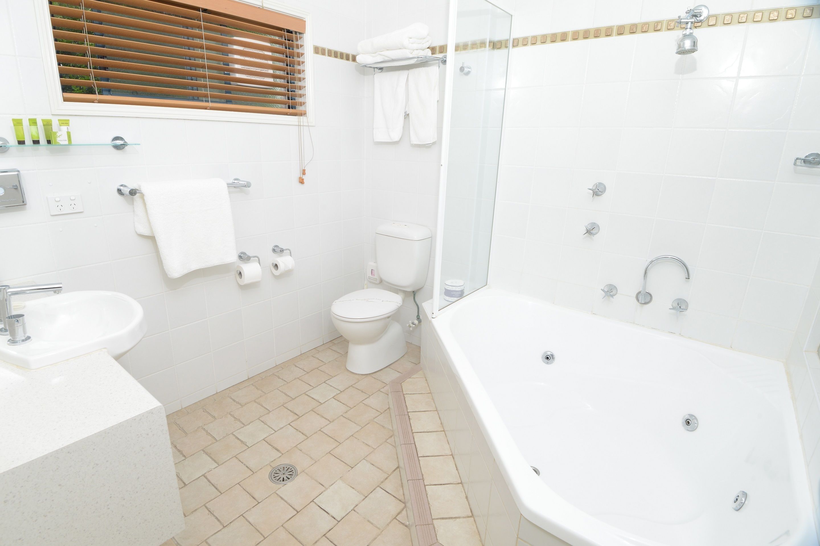 Une salle de bain moderne avec une baignoire, des toilettes et un lavabo.