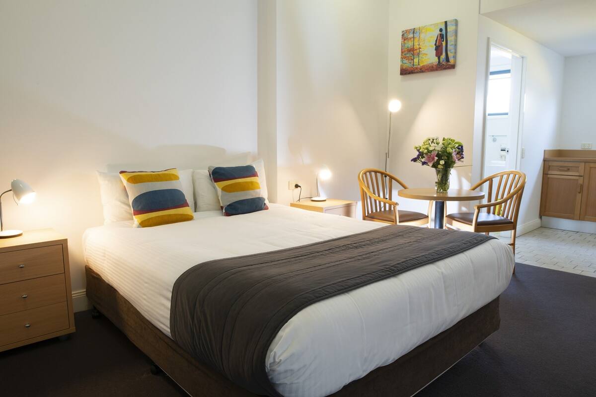 Accessible Queen Room | Pillowtop beds, minibar, in-room safe, desk