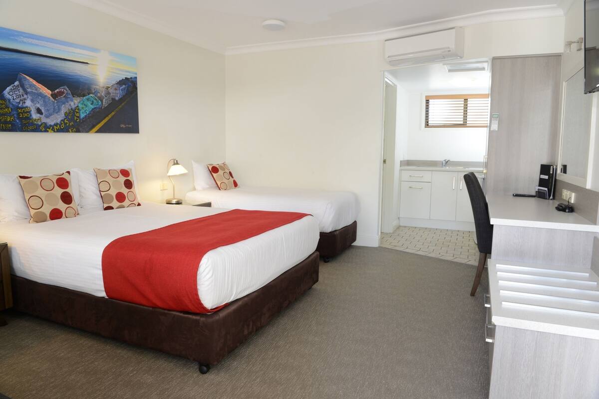 Large Studio Twin Room | Pillowtop beds, minibar, in-room safe, desk