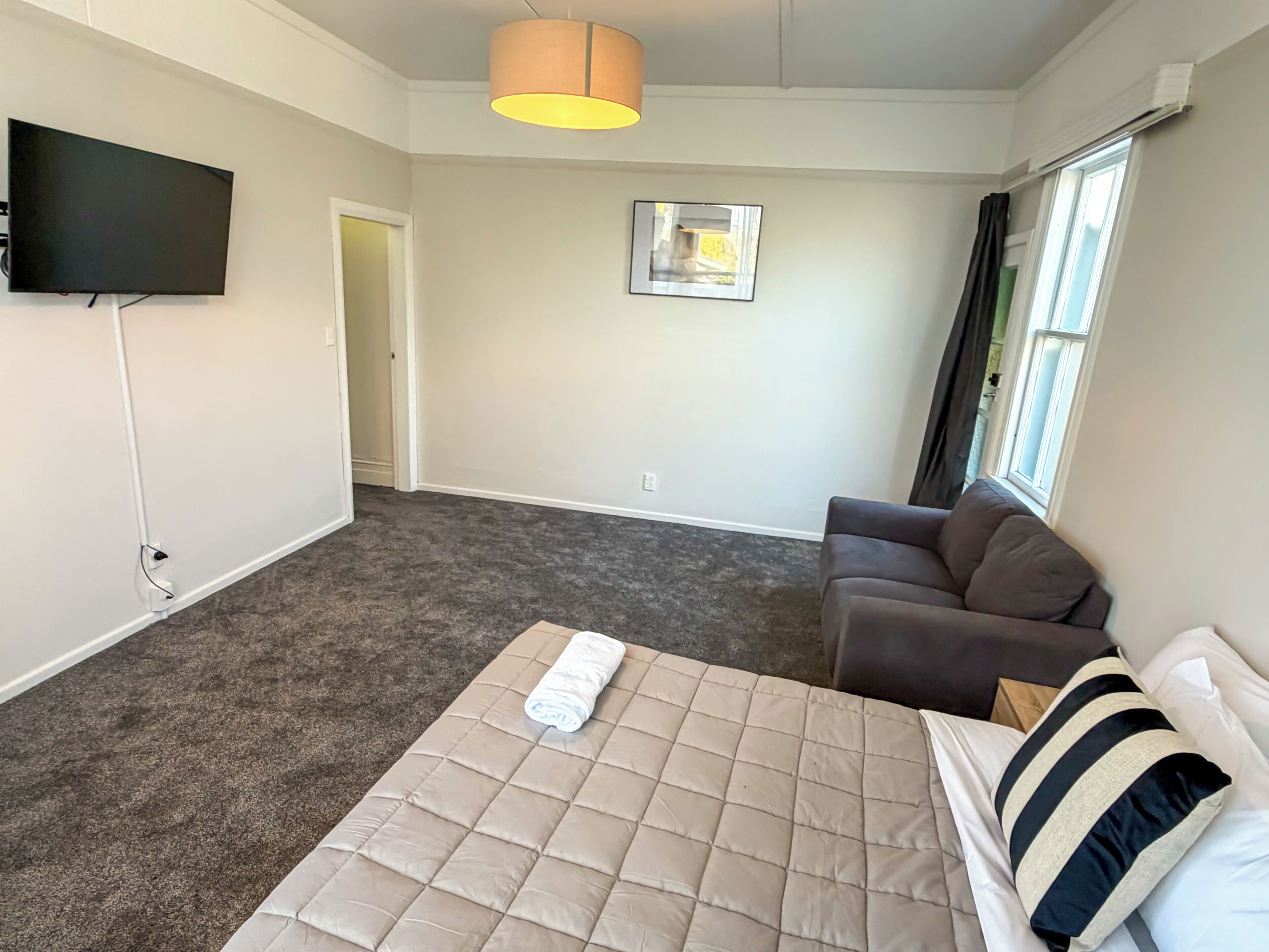 Villa familiar, 2 habitaciones, cocina | Área de sala de estar | Televisión LED y reproductor de DVD 