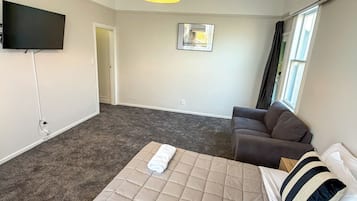Villa familiar, 2 habitaciones, cocina | Área de sala de estar | Televisión LED y reproductor de DVD