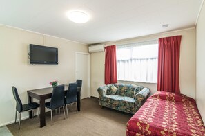 Apartment, 2 Bedrooms | Premium bedding, desk, blackout drapes, iron/ironing board - Avana Suites (Lower Hutt)