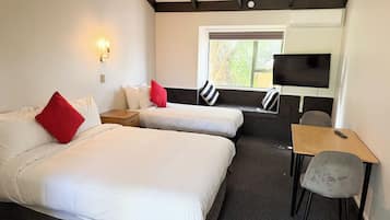 Ropa de cama de alta calidad, escritorio y cortinas blackout