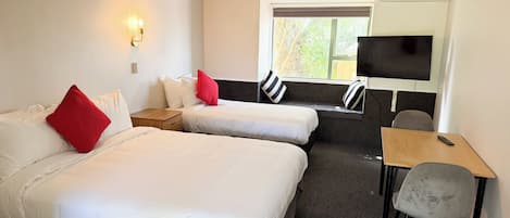 Estudio | Ropa de cama de alta calidad, escritorio y cortinas blackout