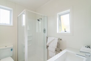 Appartement, 2 slaapkamers | Badkamer | Een douche, een haardroger, handdoeken