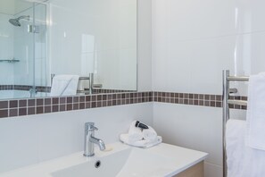 淋浴设施、吹风机、毛巾