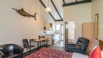 Studio – standard | Sengetøy av topp kvalitet, skrivebord og blendingsgardiner