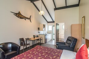 Studio Standard | Literie de qualité supérieure, bureau, rideaux occultants