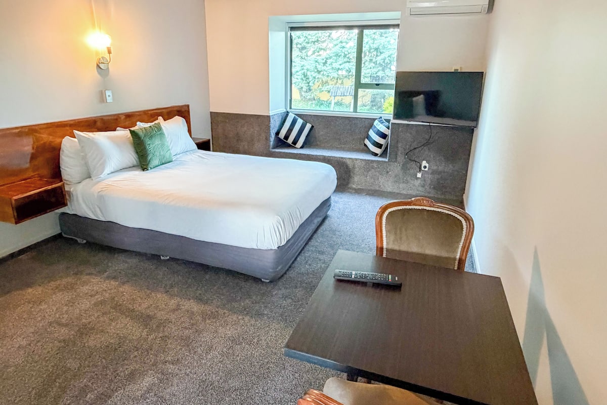 Monolocale Standard | Biancheria da letto di alta qualità, una scrivania, tende oscuranti