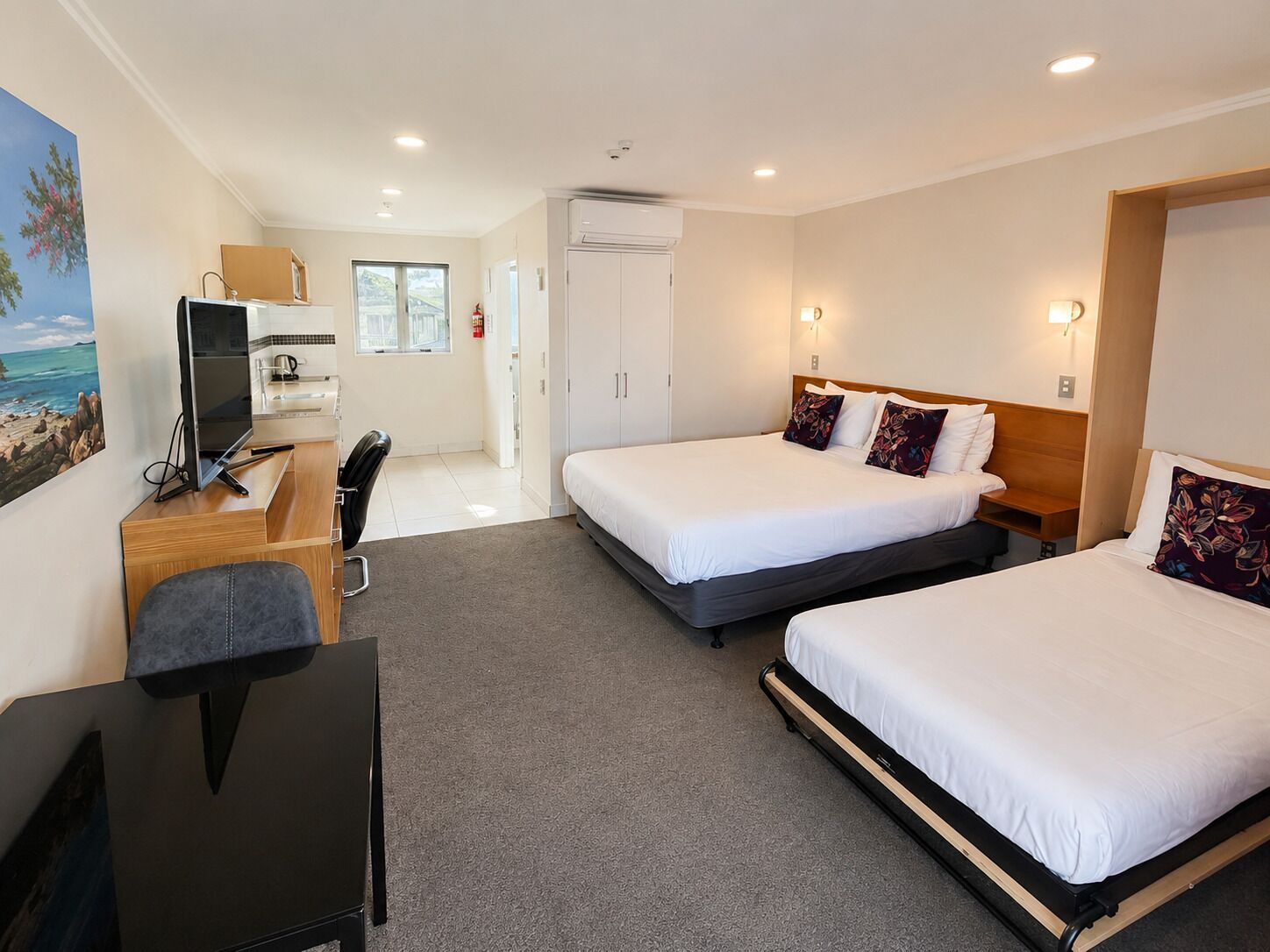 Executive Double or Twin Room | Premium bedding, desk, blackout drapes, iron/ironing board