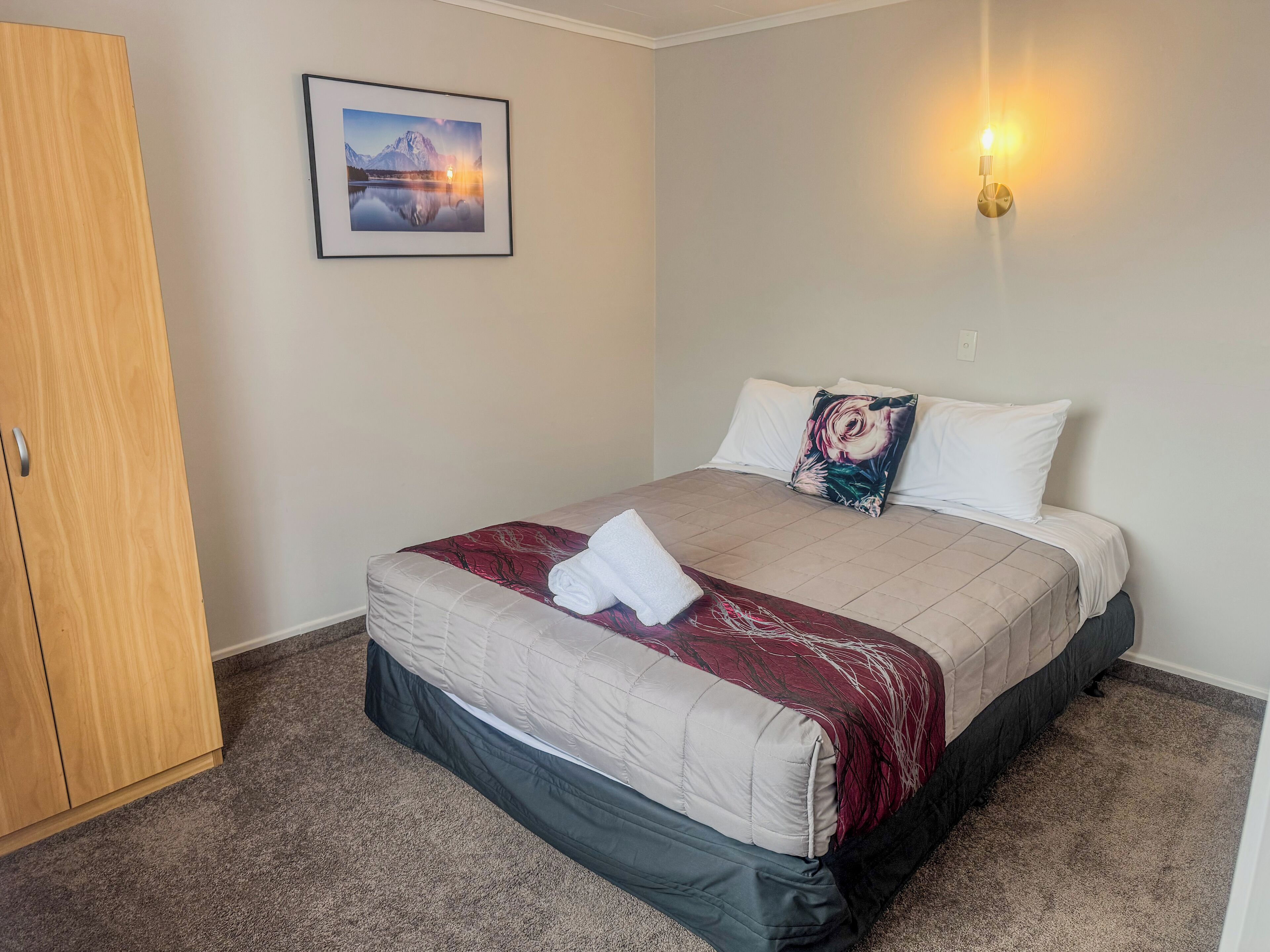 高級寝具、デ スク、遮光カーテン、アイロン / アイロン台