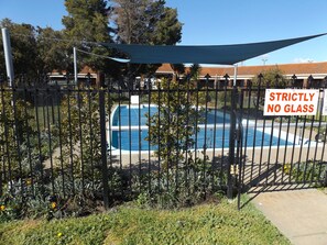 Seasonal outdoor pool - Rivergum Motel (Echuca)