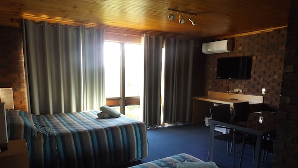 Suite familiale, 2 chambres, non-fumeur, rez-de-chaussée | Bureau, système d’insonorisation, fer et planche à repasser