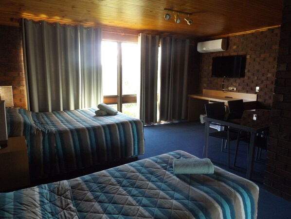 Perhesviitti, 2 makuuhuonetta, tupakointi kielletty, pohjakerroksessa | Työpöytä, äänieristys, silitysrauta/-lauta, vuodevaatteet