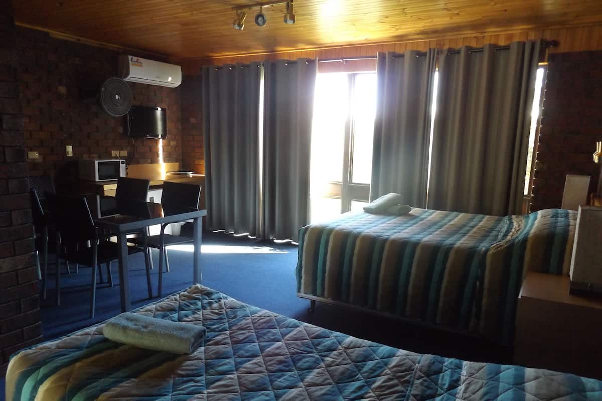 Familie suite, 2 slaapkamers, niet-roken (Extra Large Family Unit) | 1 slaapkamer, een bureau, geluiddichte muren