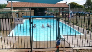 Piscine extérieure en saison