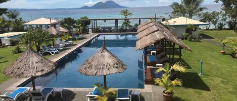 Premier-huone, uima-altaan luona | Näkymä huoneesta