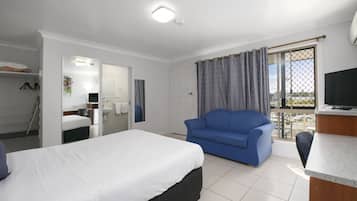 Deluxe Studio Suite, 1 Queen Bed | Desk, iron/ironing board, rollaway beds, free WiFi