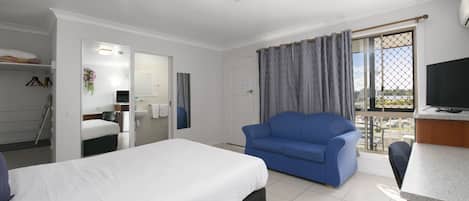 Deluxe Studio Suite, 1 Queen Bed