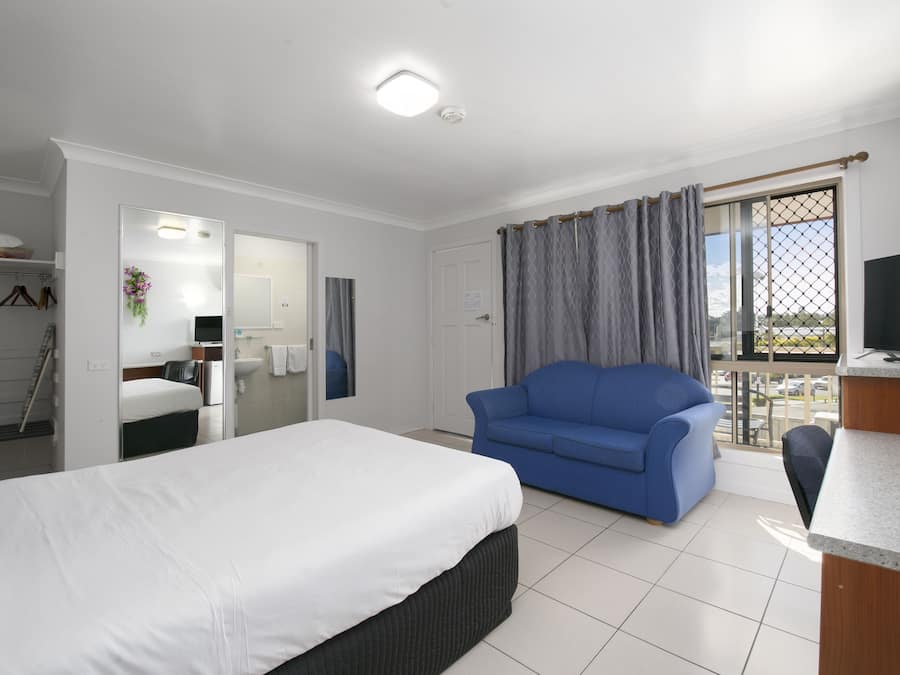 Deluxe Studio Suite, 1 Queen Bed | Desk, iron/ironing board, rollaway beds, free WiFi