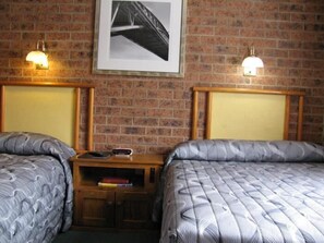 Living area - Wayfarer Motel (Muswellbrook)