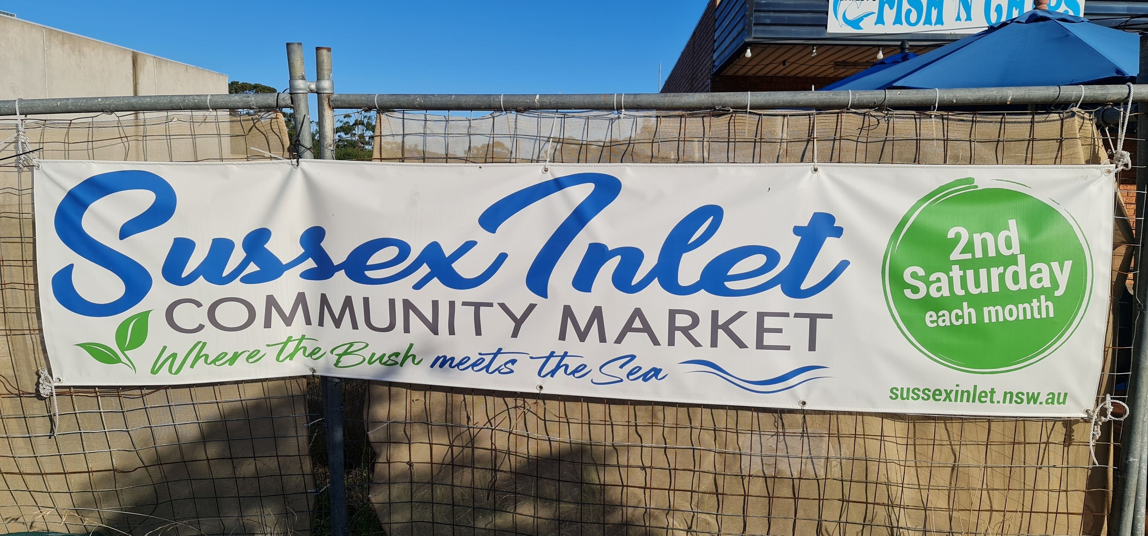 Een banner die het Sussex Inlet Community Market promoot, gehouden op de tweede zaterdag van elke maand.
