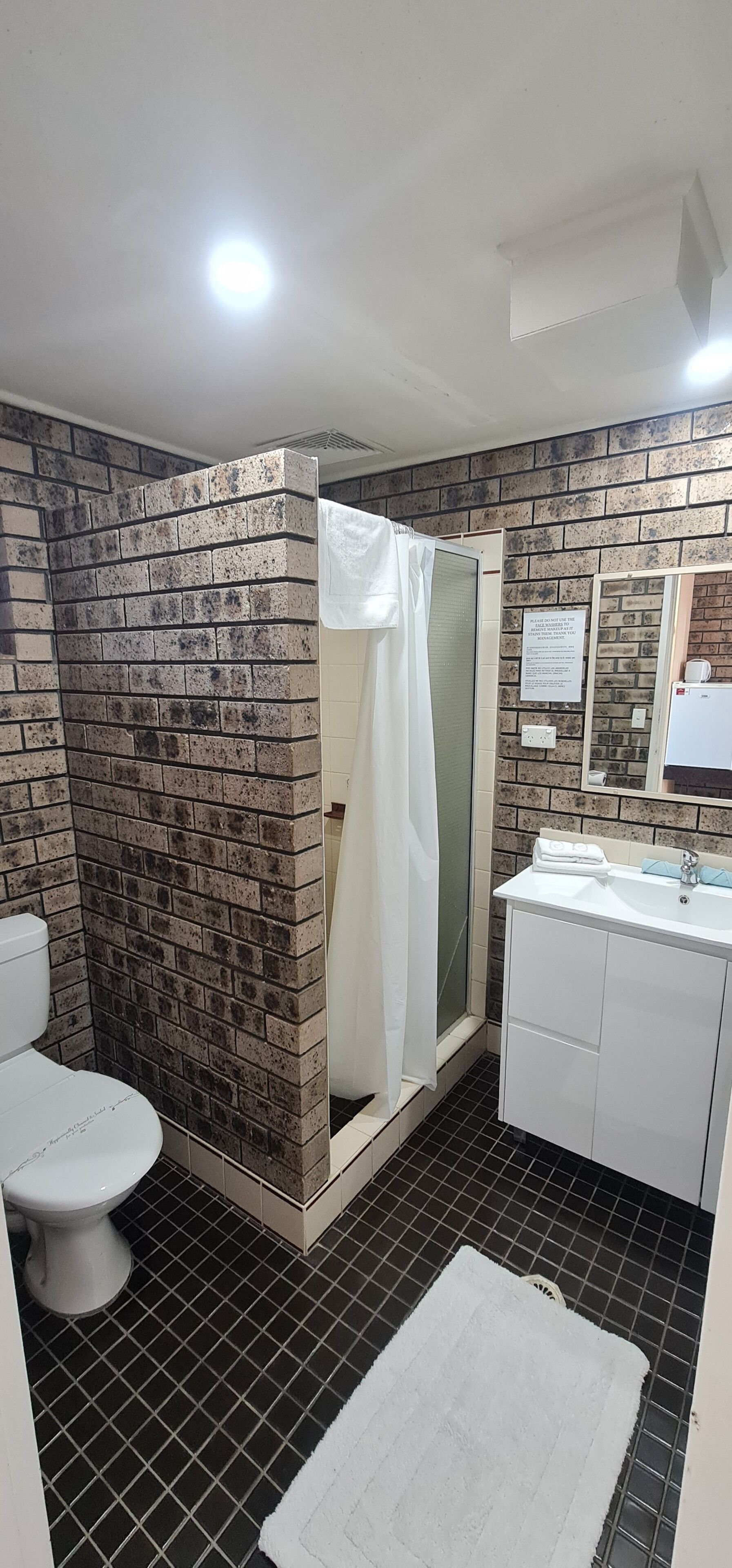 Standard Triple Room, Non Smoking, Ground Floor | Bathroom | Shower, hair dryer, towels
