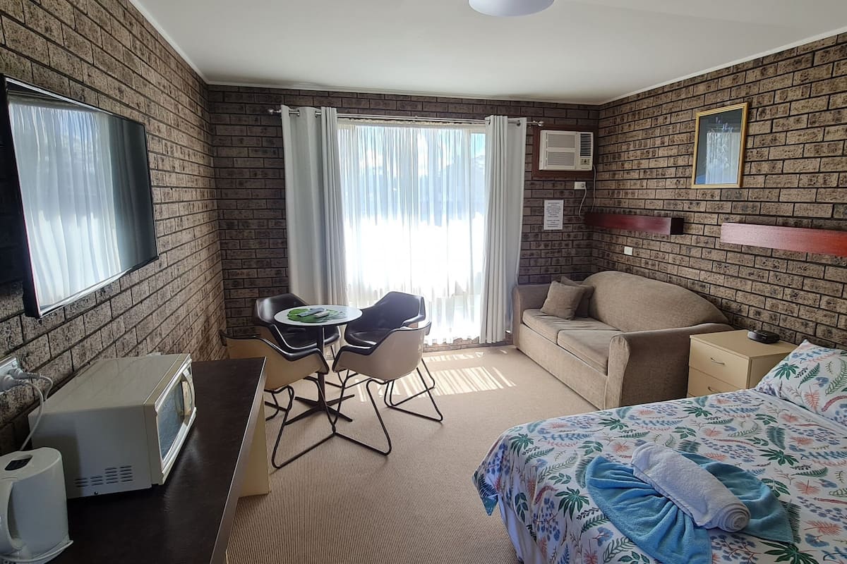 Klassieke eenpersoonskamer, 1 queensize bed (First floor) | Dineren in de kamer