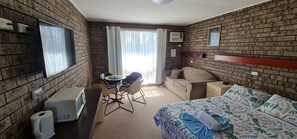 클래식 싱글룸, 퀸사이즈침대 1개 (First floor) | 객실 내 식사 공간