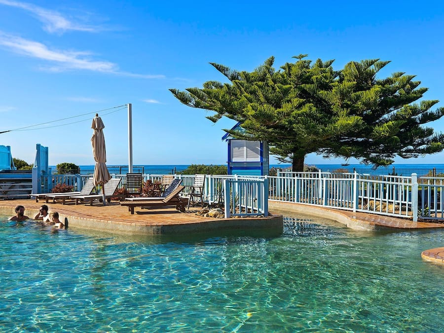 Utomhuspool, öppet 07.30 till 17.30, parasoller och solstolar