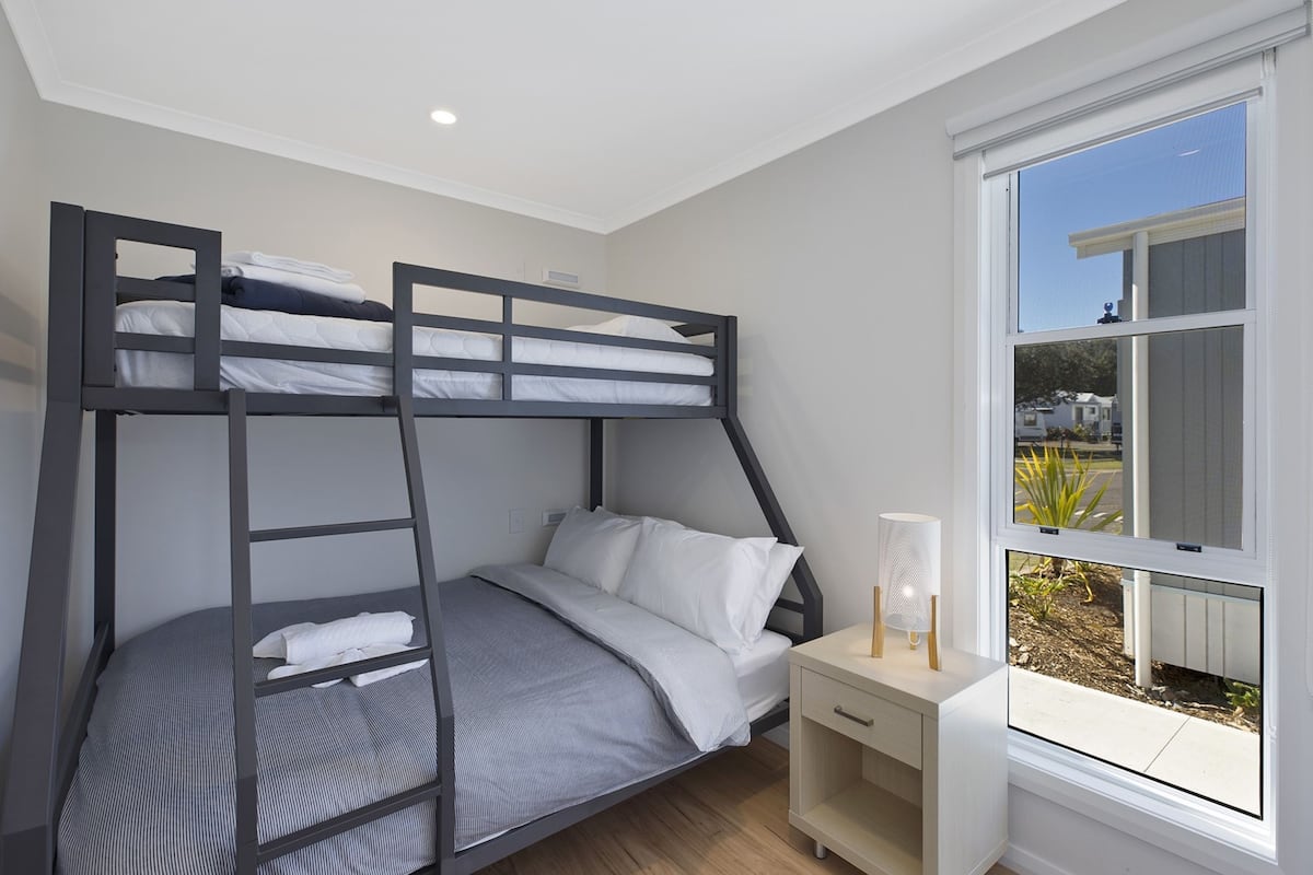 3 Bedroom Beachfront Cabin | Laptop workspace, bed sheets