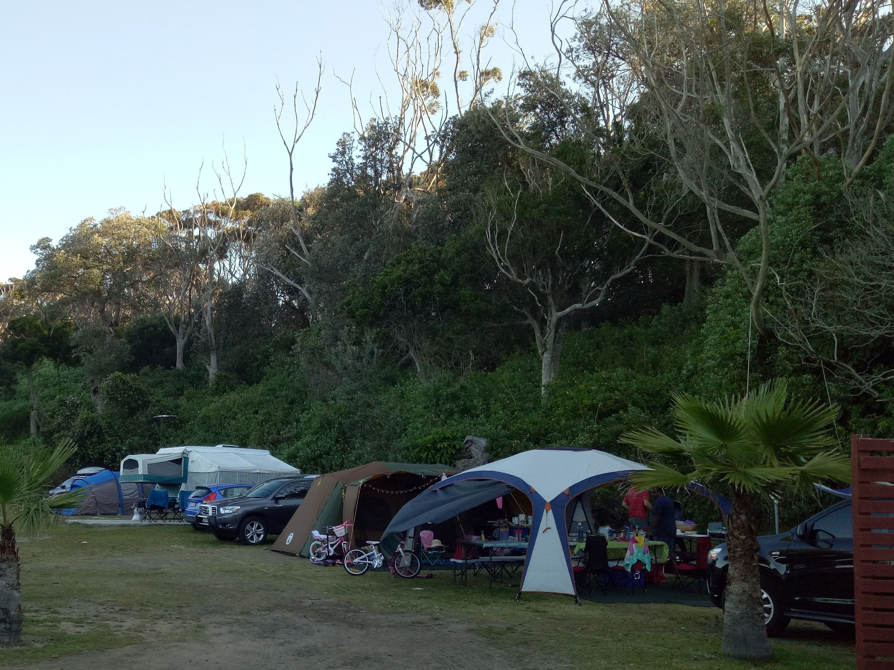 Un campamento con tiendas de campaña y una zona de comedor.