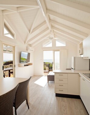 Ferienhütte, 2 Schlafzimmer, eingeschränkter Meerblick | Wohnbereich