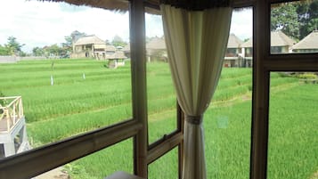 Bamboo House with Rice Field View | Quang cảnh từ phòng