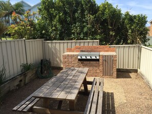BBQ/picnic area - Mollymook Aquarius Apartments (Mollymook)