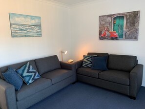 Appartement Standard, 2 chambres | Coin séjour | Télévision à écran plat de 60 cm avec chaînes numériques, télévision