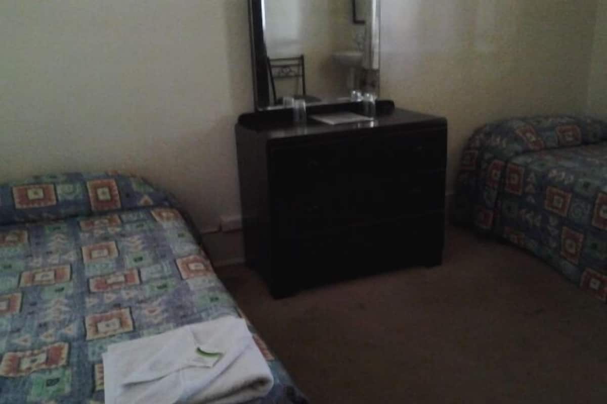 Chambre de base, non-fumeur, salle de bains commune (Basic Twin)