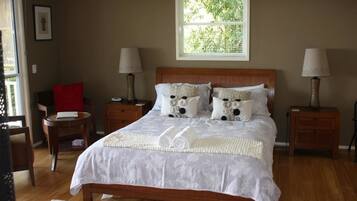Iron/ironing board, rollaway beds, free WiFi