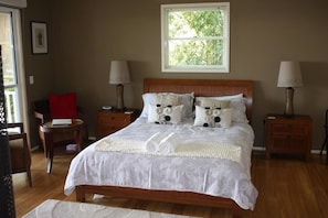 Iron/ironing board, rollaway beds, free WiFi - At Sunrise Cottages (Montville)