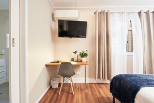 Tabla de planchar con plancha, wifi gratis y ropa de cama 