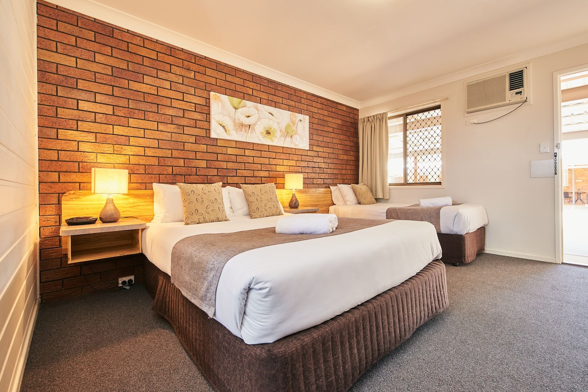 Standard Twin Room | Seterika/papan seterika, Wi-fi percuma, cadar katil
