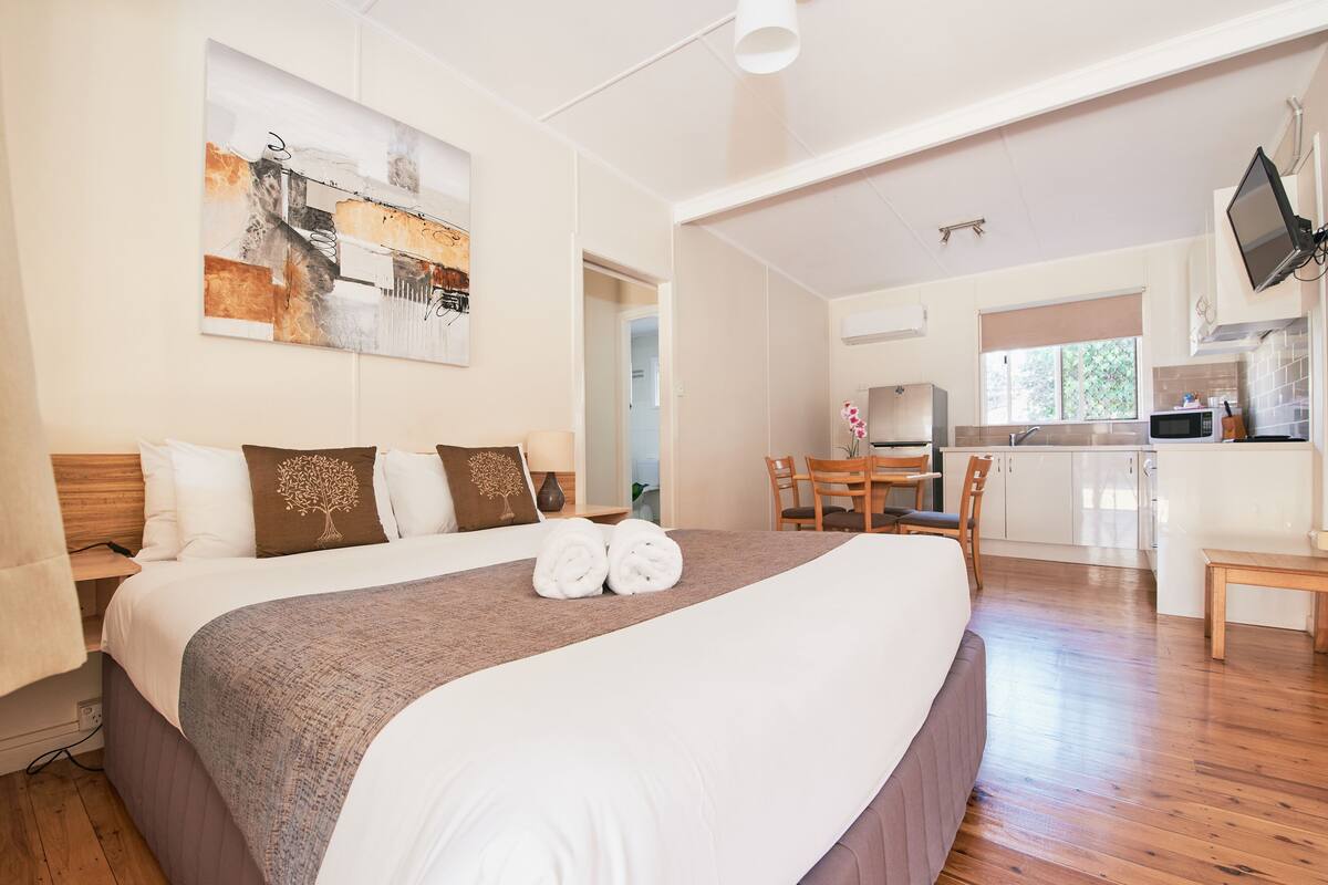 Habitación, cocina | Tabla de planchar con plancha, wifi gratis y ropa de cama 